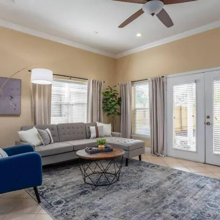 561) Large 3 Bedroom With King Bed